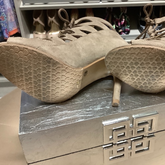 Chinese Laundry Taupe Suede Heels size 7 - Picture 4 of 4